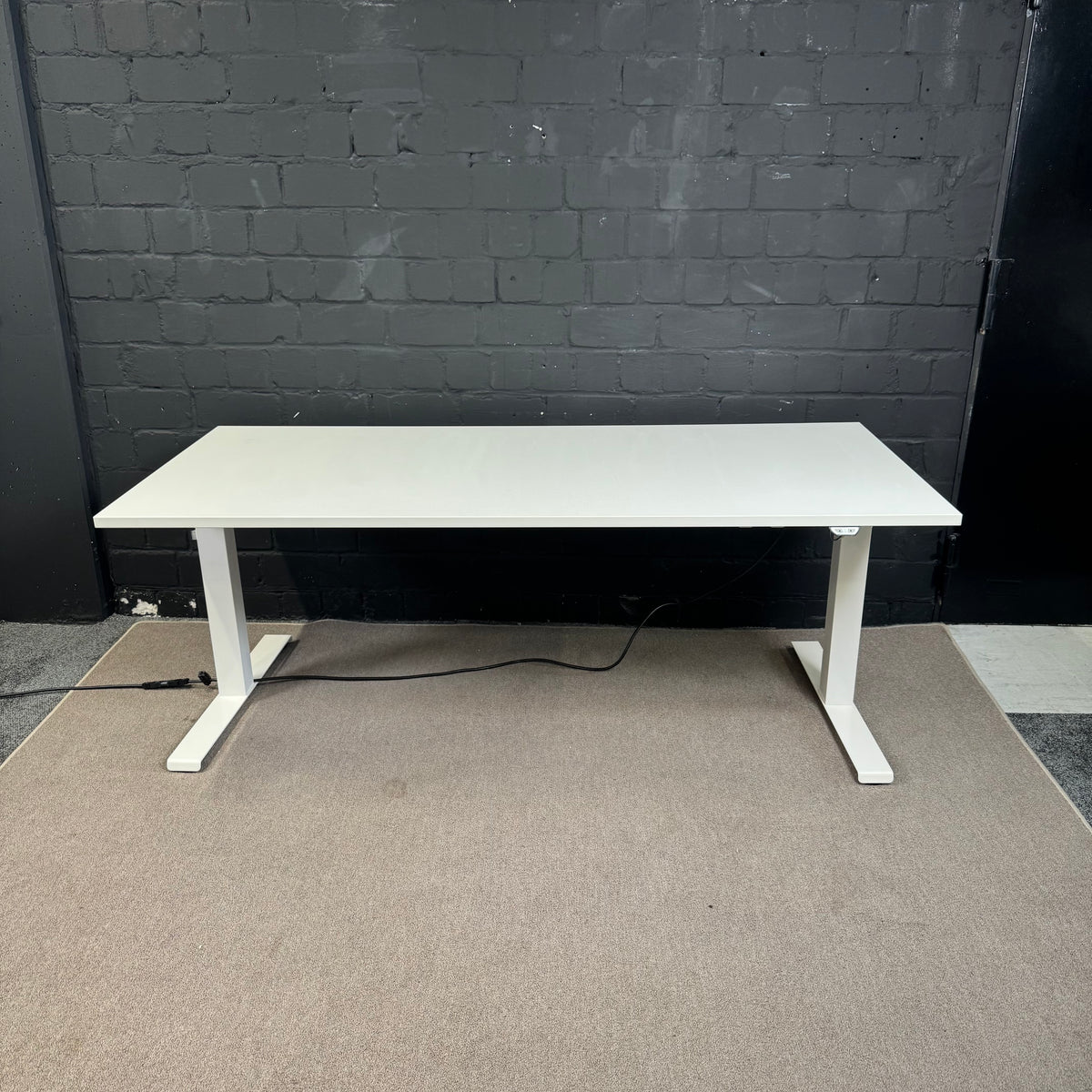 Kinnarps Polaris elektrisch höhenverstellbarer Schreibtisch – Weiß – 180 × 80 cm