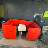 Sedus se:works Lounge-Sitzgruppe in Hellorange / Korallorange – U-Form mit Besprechungstisch