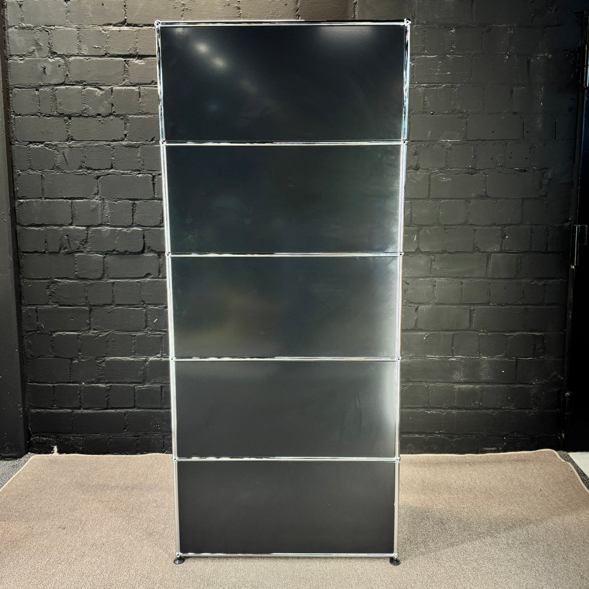 USM Haller Regal Graphitschwarz, 5 Raster + 2 Klappen, 75 × 179 cm