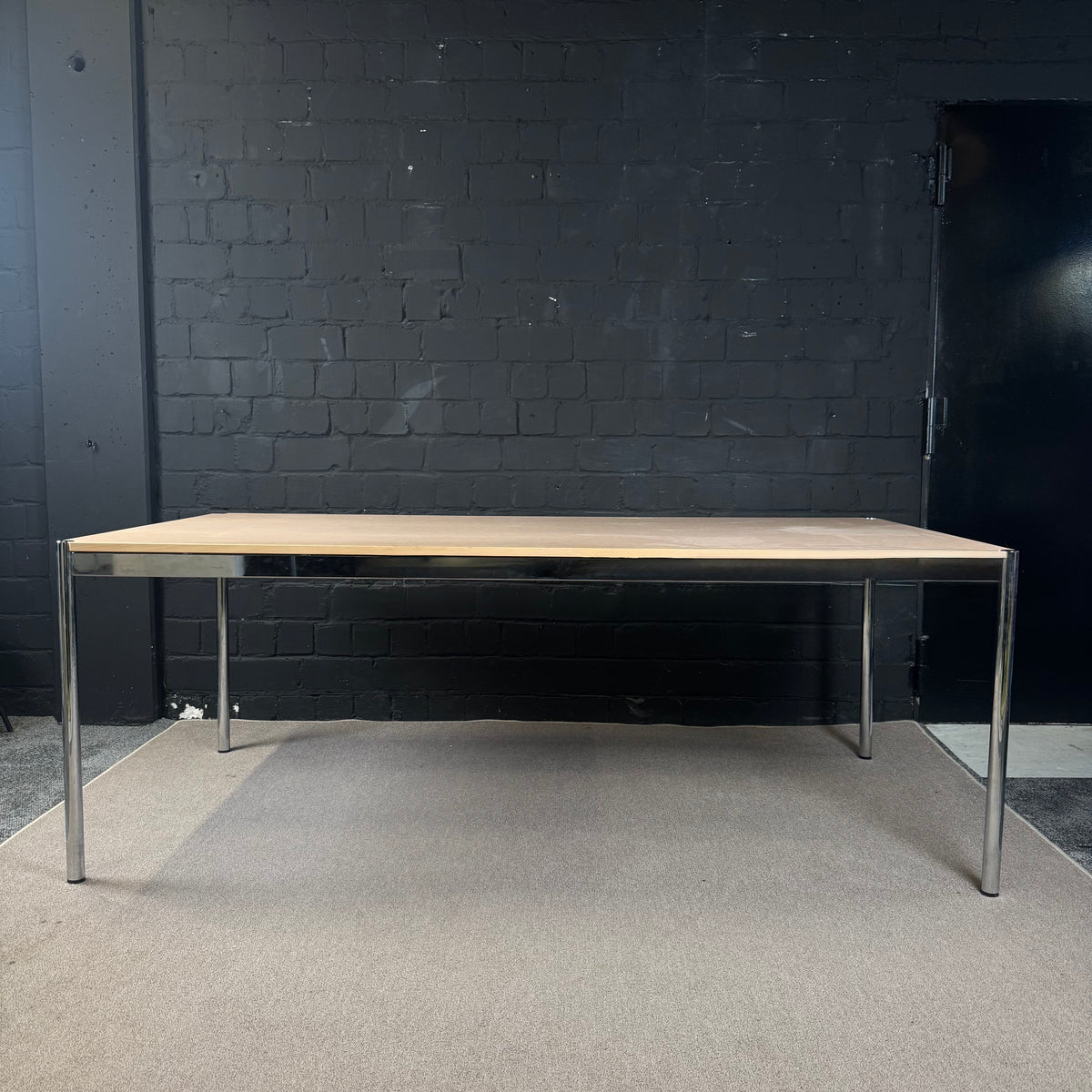 USM Haller Tisch – Klassischer Design-Schreibtisch in Echtholzfurier (Eiche)