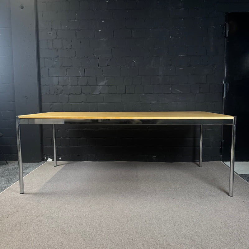 USM Haller Tisch – Klassischer Design-Schreibtisch in Echtholzfurier (Ahorn)
