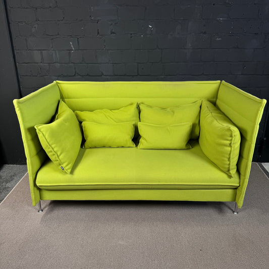 Vitra Alcove Sofa – Kompaktes 2-Sitzer Design-Sofa in Hellgrün