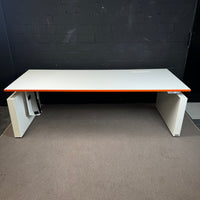 Ahrend Schreibtisch – Design-Arbeitstisch mit Wangengestell und oranger Akzentkante (Größere Ausführung))