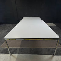 USM Haller Konferenztisch / Besprechungstisch – Weiß – 250 × 150 cm – Chrom