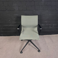 Vitra physix Konferenzstuhl mit Netzbezug