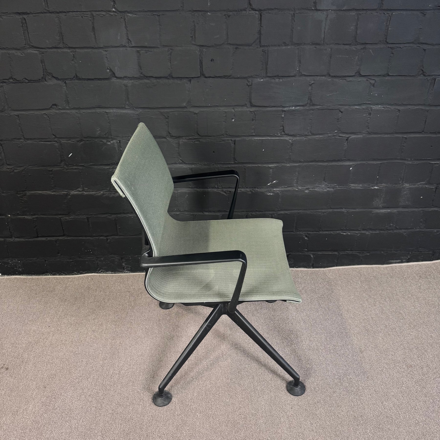 Vitra physix Konferenzstuhl mit Netzbezug