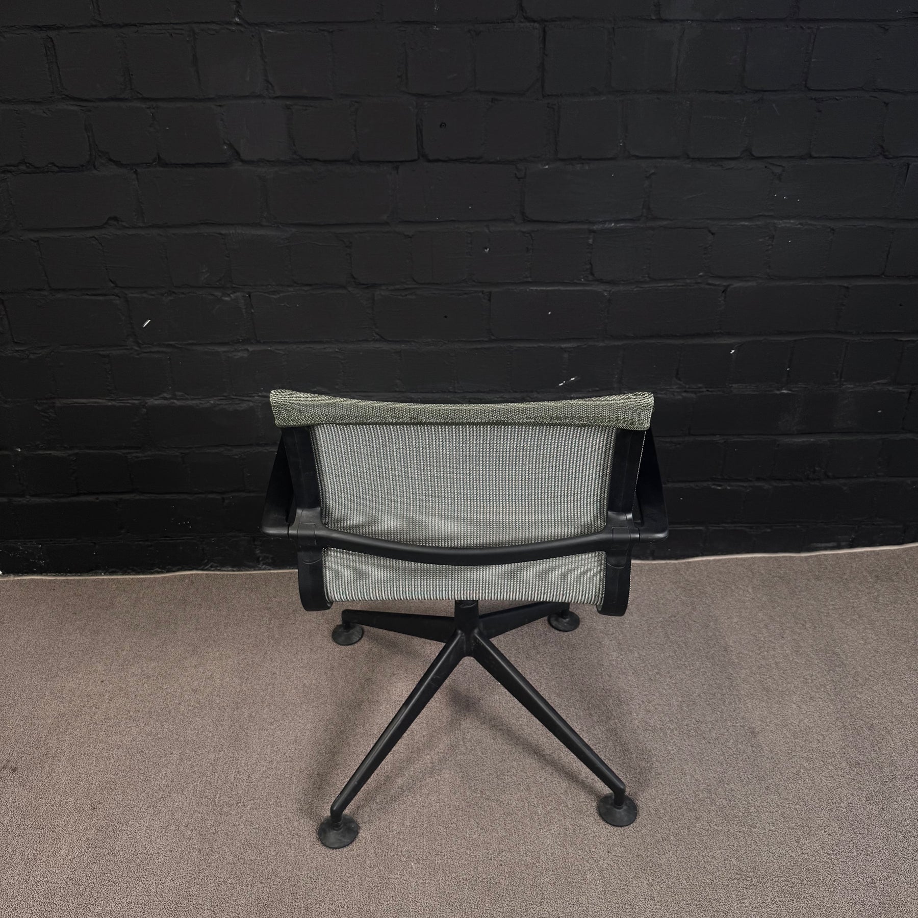 Vitra physix Konferenzstuhl mit Netzbezug