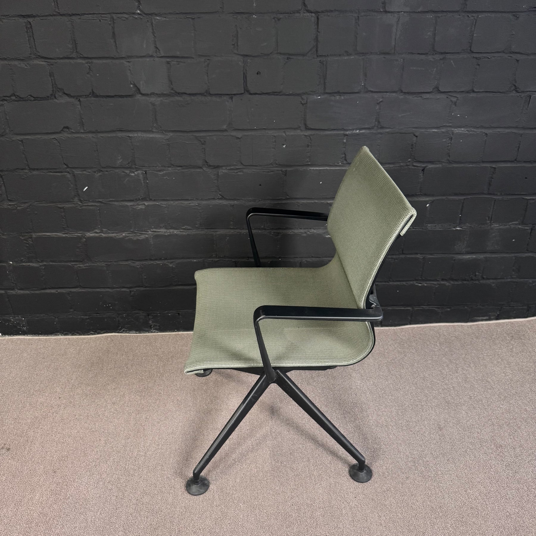 Vitra physix Konferenzstuhl mit Netzbezug