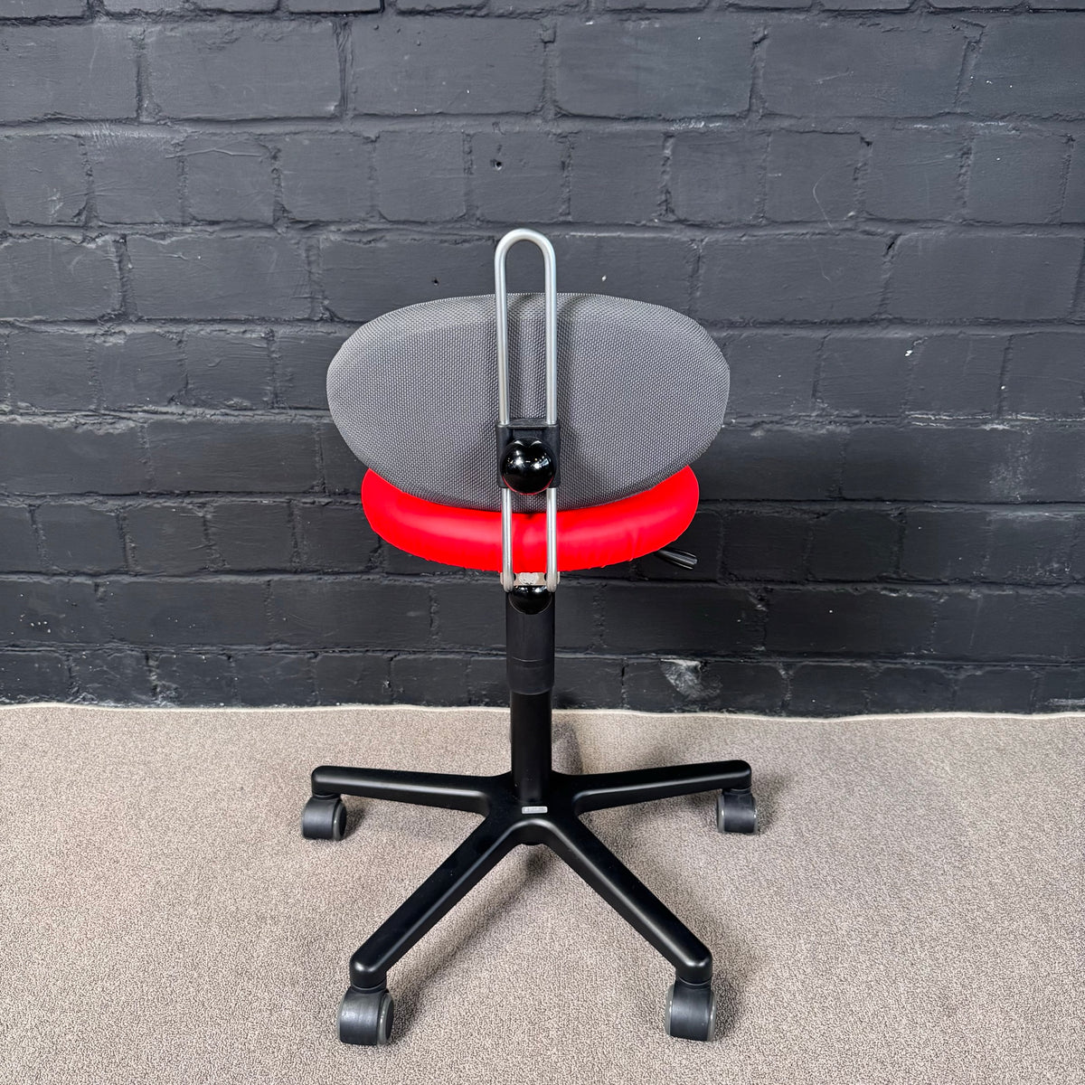 Leitner Ergomöbel Twist Ergonomischer Arbeitshocker rot/grau/scahwarz