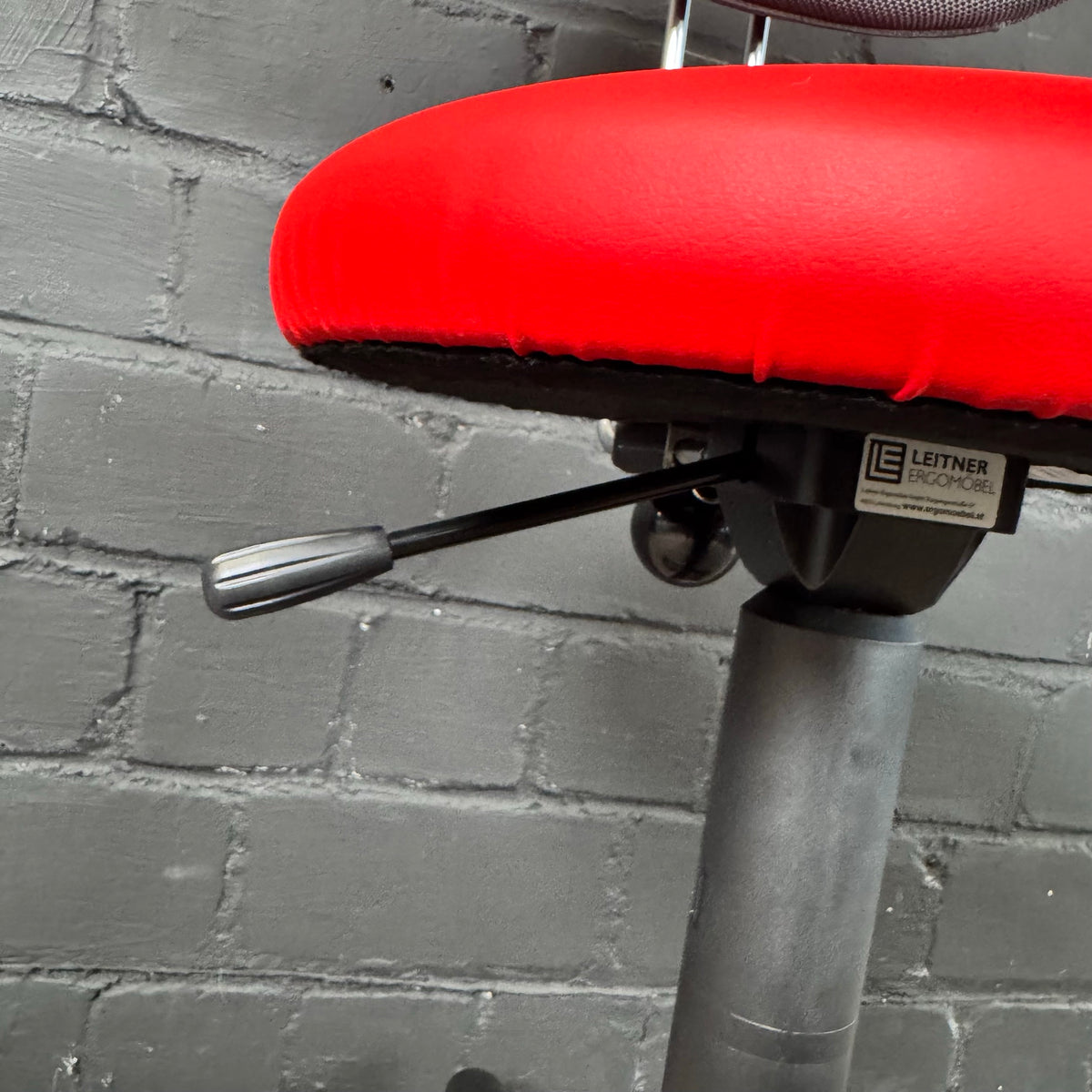 Leitner Ergomöbel Twist Ergonomischer Arbeitshocker rot/grau/scahwarz