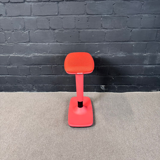 Dauphin Trendoffice Stehhilfe – Ergonomischer Stehsitz / Pendelhocker rot/schwarz