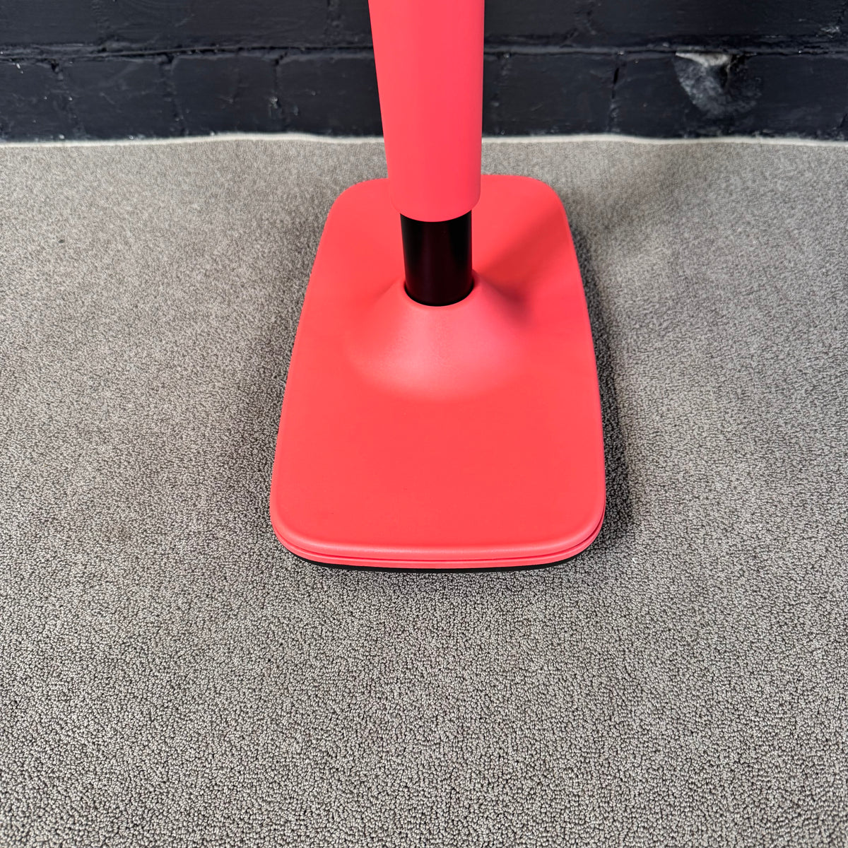 Dauphin Trendoffice Stehhilfe – Ergonomischer Stehsitz / Pendelhocker rot/schwarz