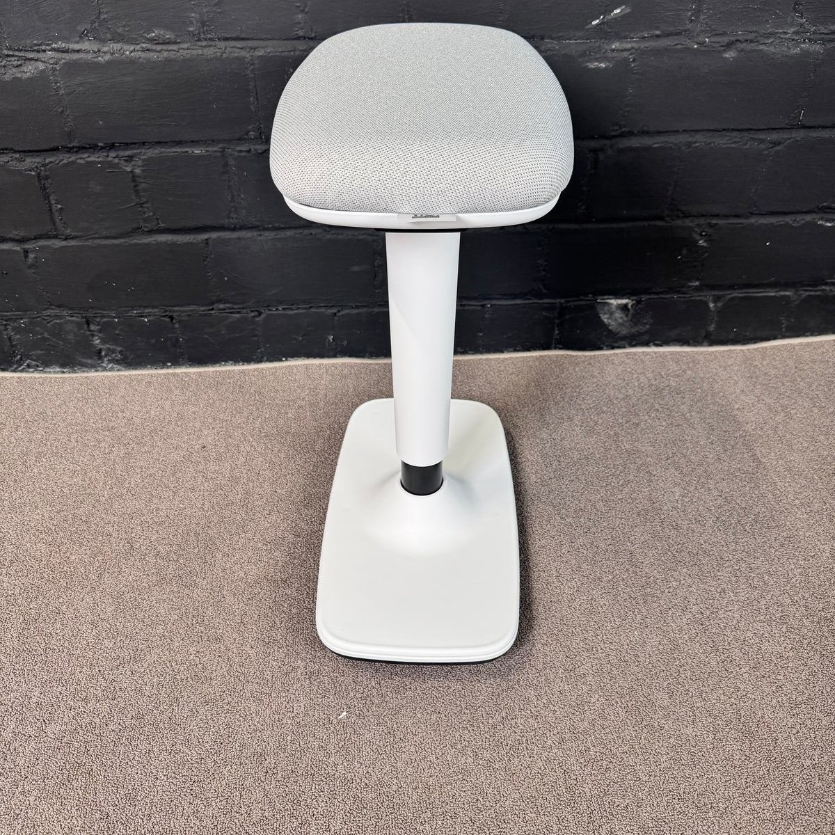 Dauphin Trendoffice Stehhilfe – Ergonomischer Stehsitz / Pendelhocker grau/weiß