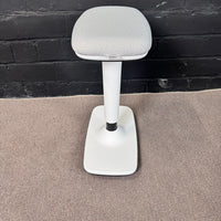 Dauphin Trendoffice Stehhilfe – Ergonomischer Stehsitz / Pendelhocker grau/weiß