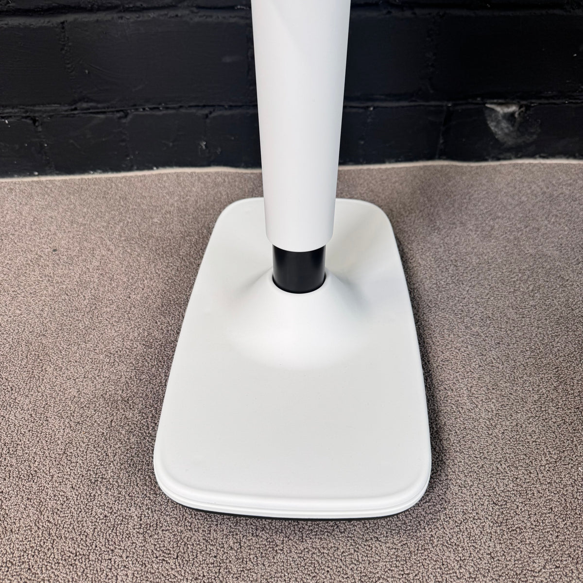 Dauphin Trendoffice Stehhilfe – Ergonomischer Stehsitz / Pendelhocker grau/weiß