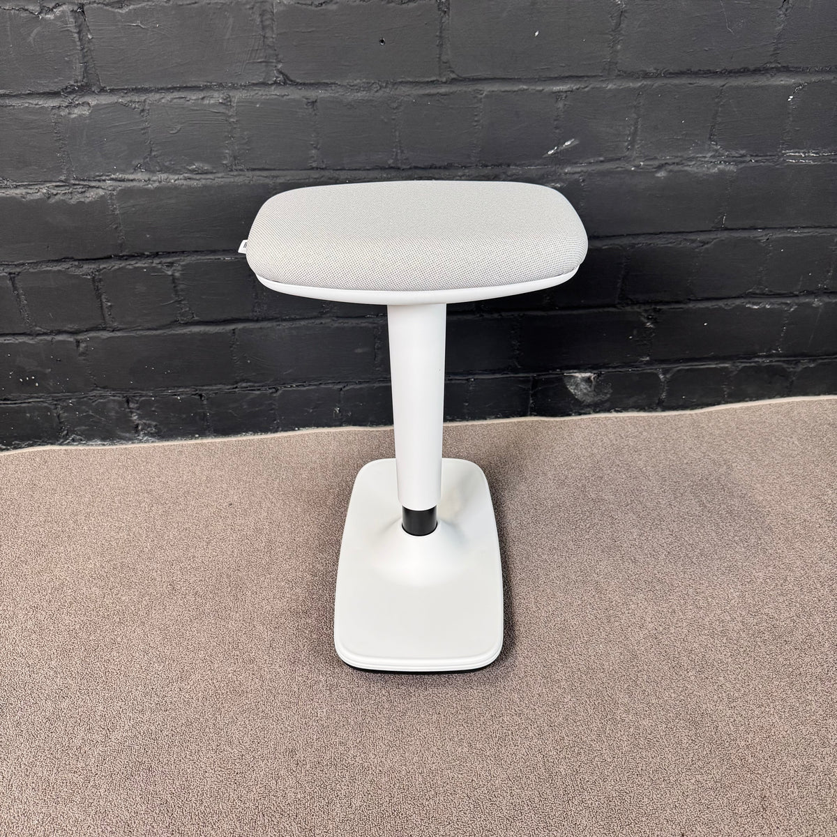 Dauphin Trendoffice Stehhilfe – Ergonomischer Stehsitz / Pendelhocker grau/weiß