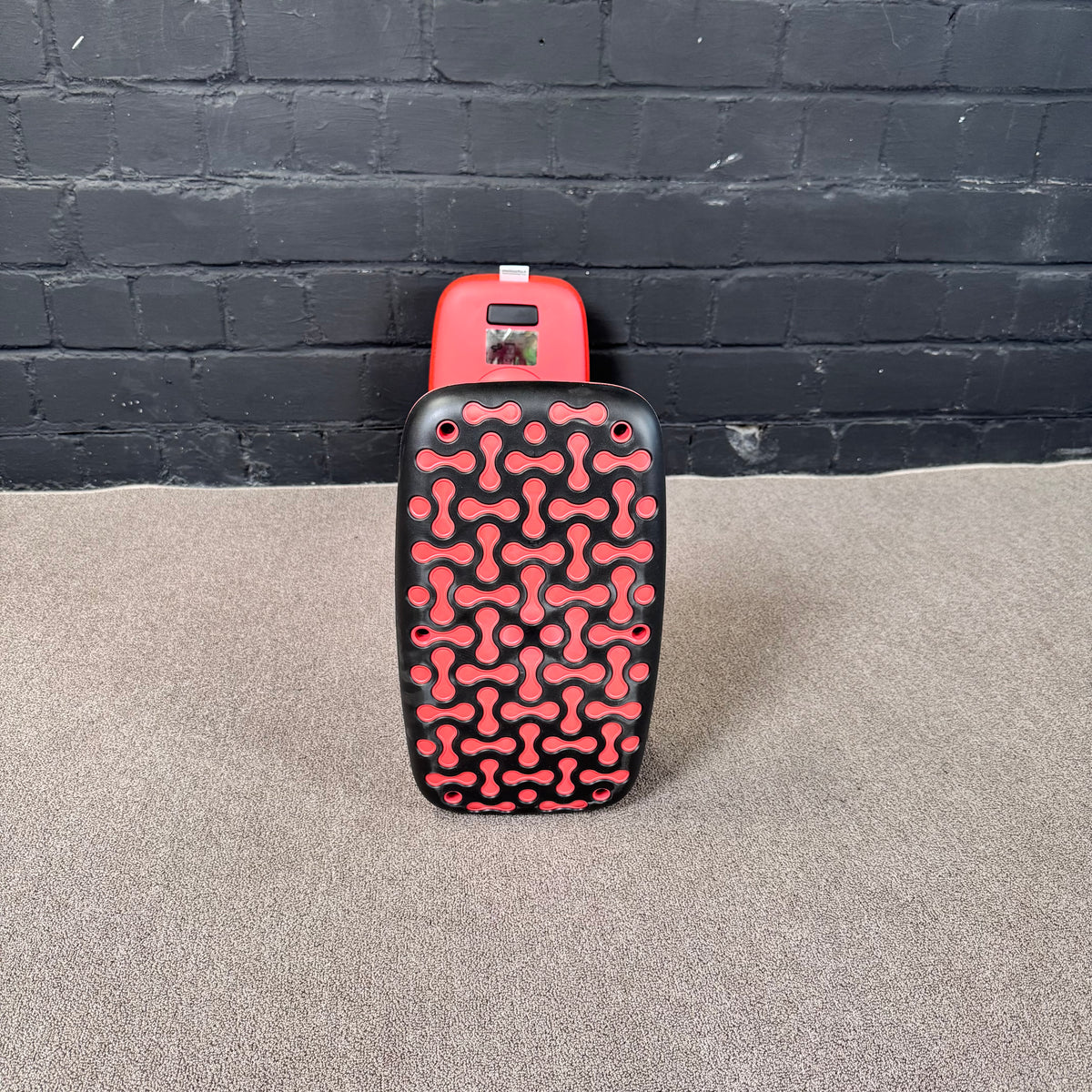 Dauphin Trendoffice Stehhilfe – Ergonomischer Stehsitz / Pendelhocker rot/schwarz