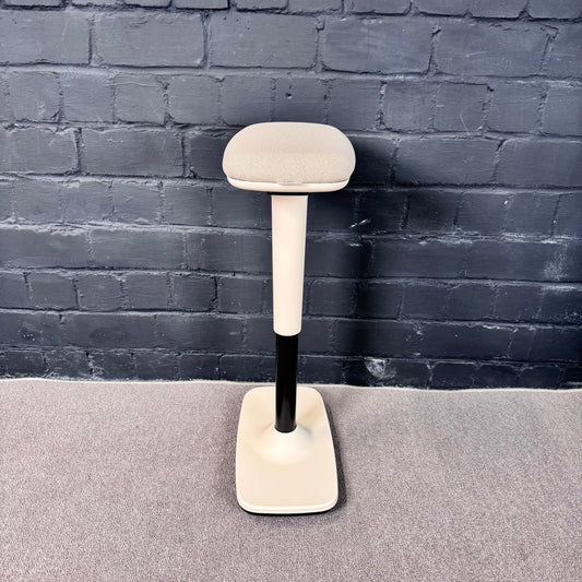 Dauphin Trendoffice Stehhilfe – Ergonomischer Stehsitz / Pendelhocker beige/schwarz