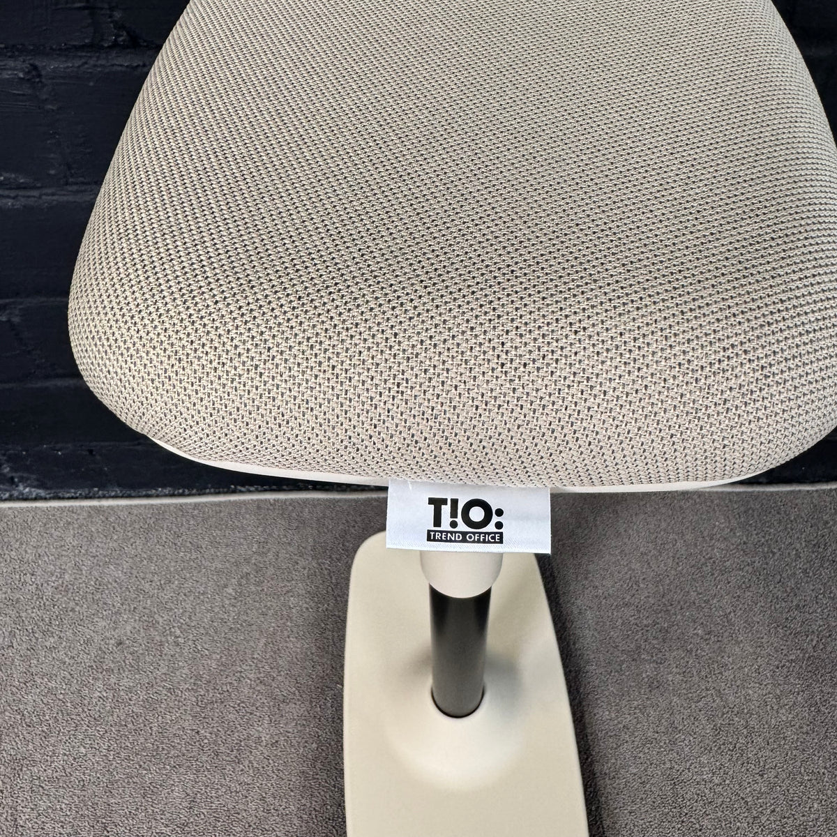 Dauphin Trendoffice Stehhilfe – Ergonomischer Stehsitz / Pendelhocker beige/schwarz