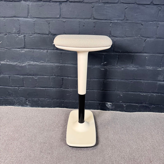 Dauphin Trendoffice Stehhilfe – Ergonomischer Stehsitz / Pendelhocker beige/schwarz