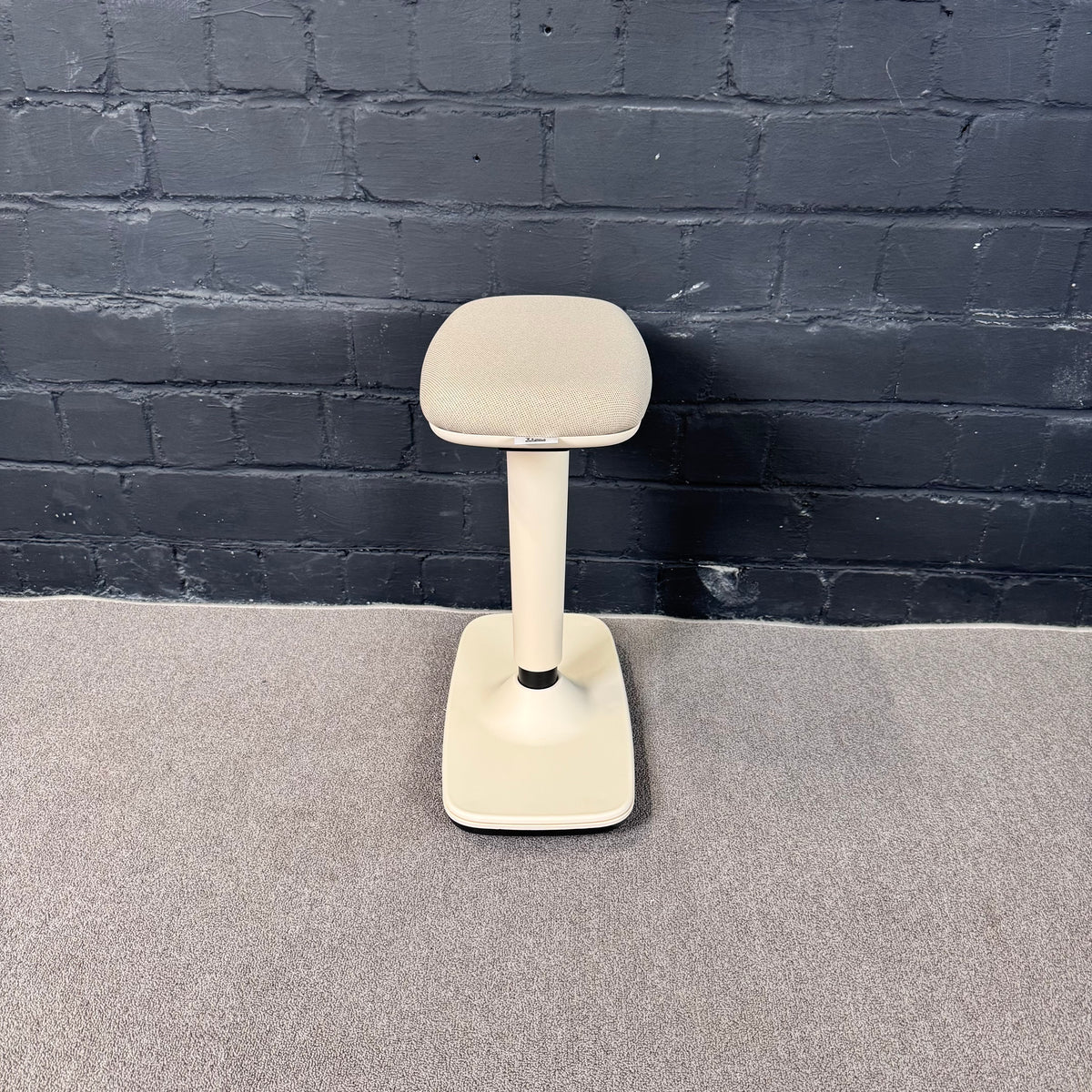 Dauphin Trendoffice Stehhilfe – Ergonomischer Stehsitz / Pendelhocker beige/schwarz