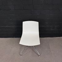 Arper Catifa 46 in Braunbeige – Eleganter Designer-Konferenzstuhl Zweifarbig