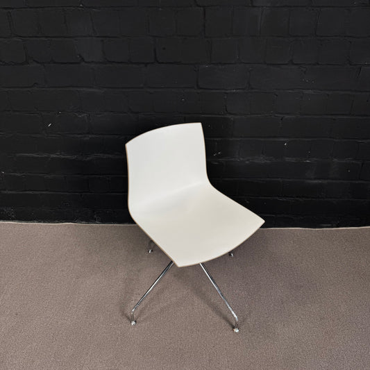 Arper Catifa 46 in Braunbeige – Eleganter Designer-Konferenzstuhl Zweifarbig
