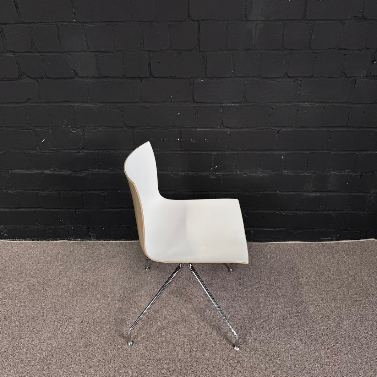 Arper Catifa 46 in Braunbeige – Eleganter Designer-Konferenzstuhl Zweifarbig