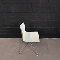 Arper Catifa 46 in Braunbeige – Eleganter Designer-Konferenzstuhl Zweifarbig