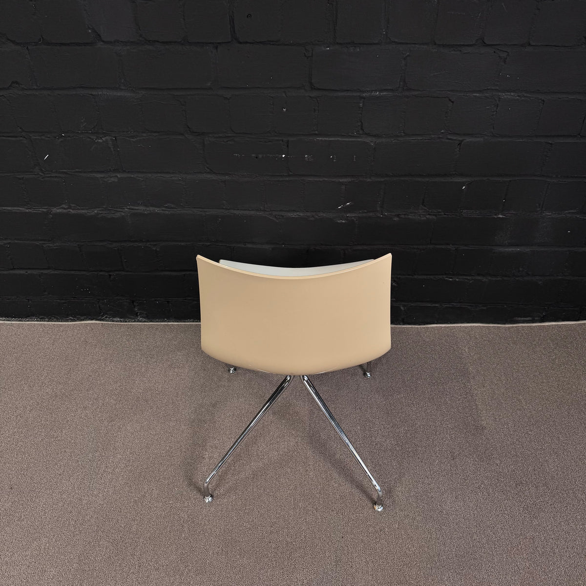 Arper Catifa 46 in Braunbeige – Eleganter Designer-Konferenzstuhl Zweifarbig