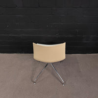 Arper Catifa 46 in Braunbeige – Eleganter Designer-Konferenzstuhl Zweifarbig