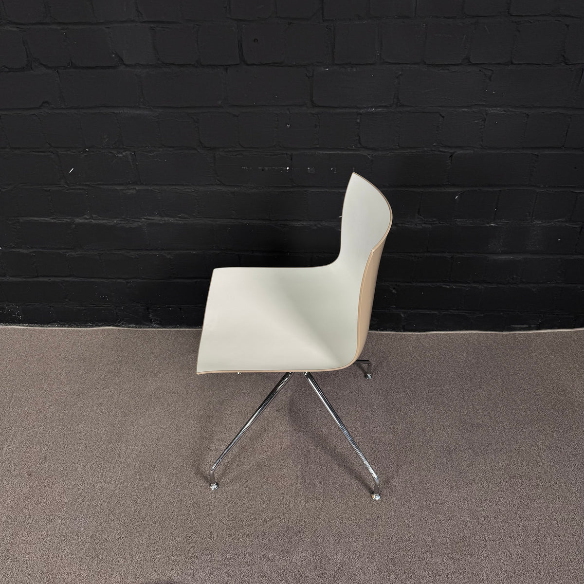 Arper Catifa 46 in Braunbeige – Eleganter Designer-Konferenzstuhl Zweifarbig