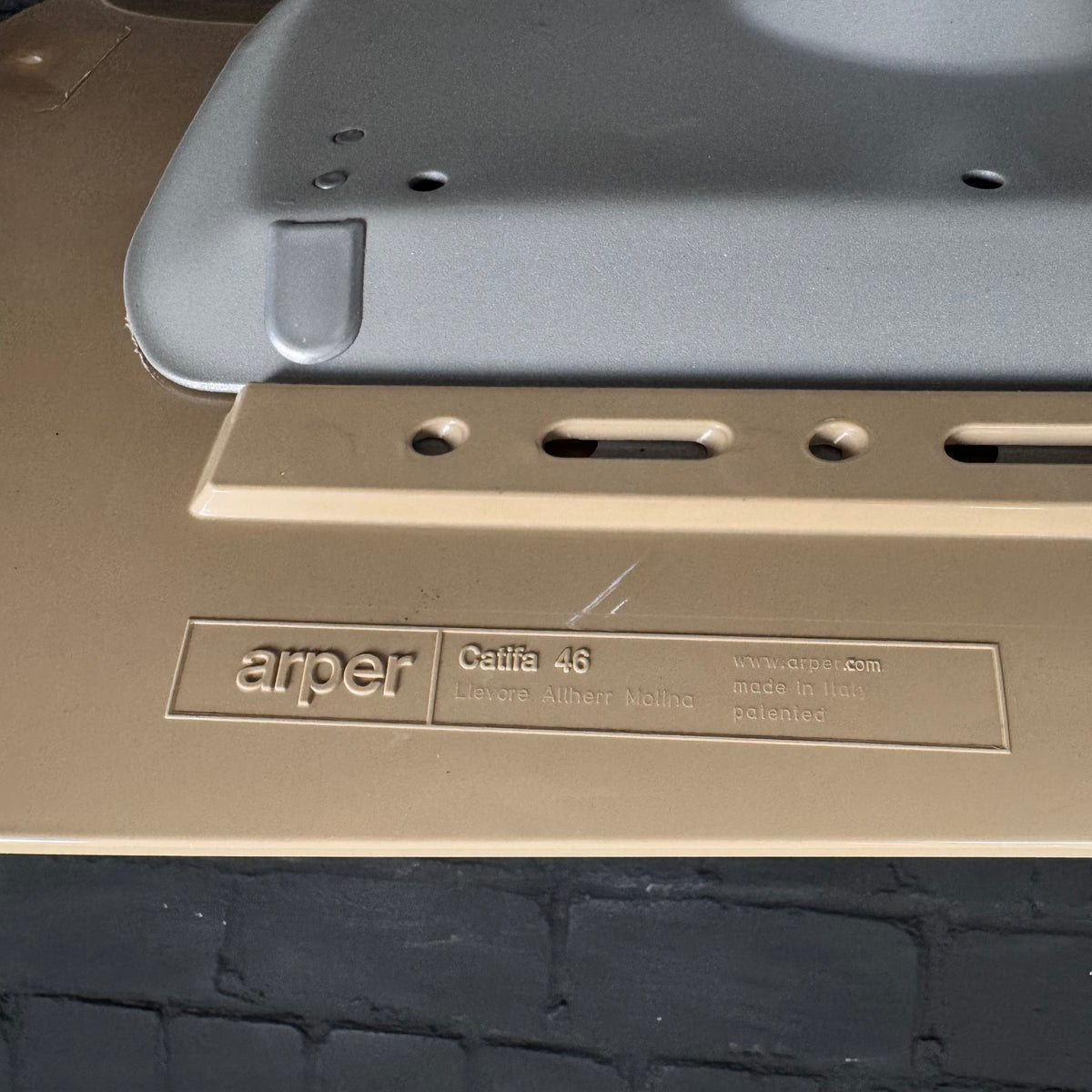 Arper Catifa 46 in Braunbeige – Eleganter Designer-Konferenzstuhl Zweifarbig