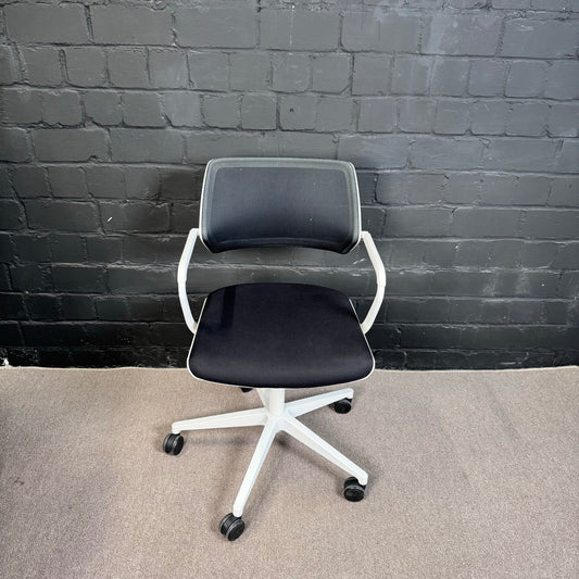 Steelcase QiVi Konferenzstuhl – Ergonomischer Meeting-Drehstuhl schwarz/weiß