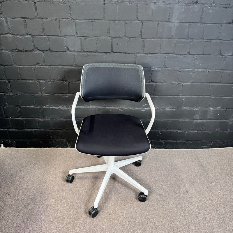 Steelcase QiVi Konferenzstuhl – Ergonomischer Meeting-Drehstuhl schwarz/weiß