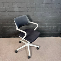 Steelcase QiVi Konferenzstuhl – Ergonomischer Meeting-Drehstuhl schwarz/weiß