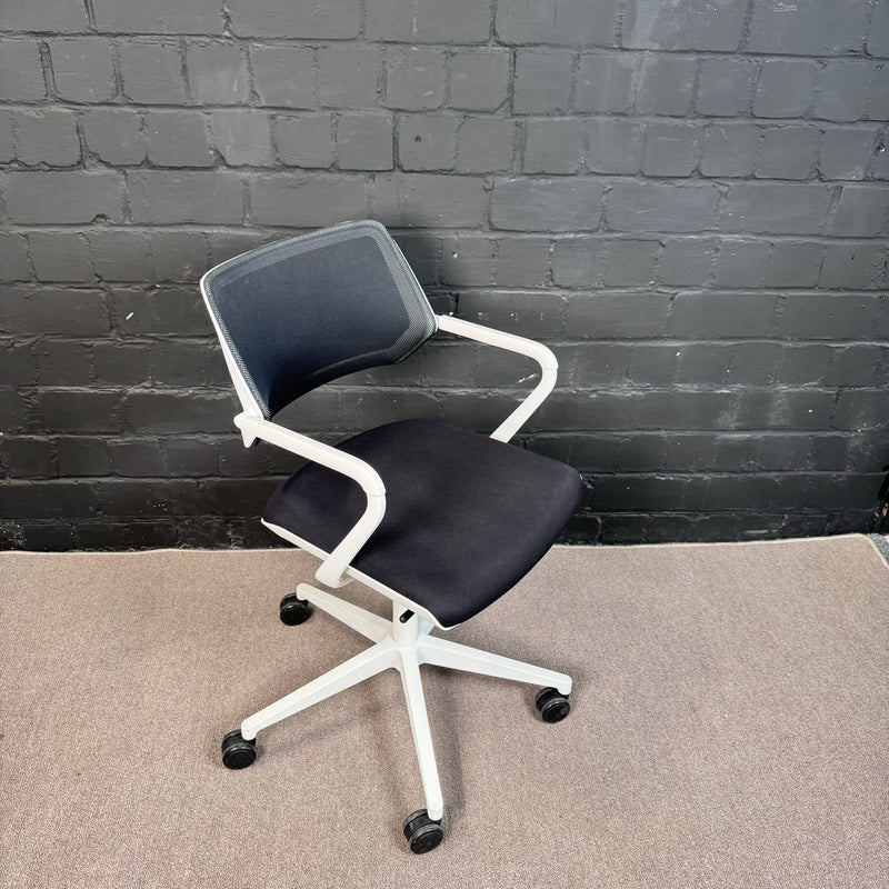 Steelcase QiVi Konferenzstuhl – Ergonomischer Meeting-Drehstuhl schwarz/weiß