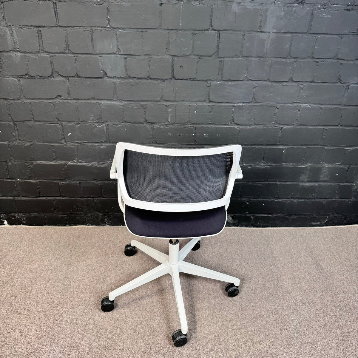 Steelcase QiVi Konferenzstuhl – Ergonomischer Meeting-Drehstuhl schwarz/weiß
