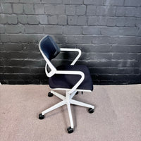 Steelcase QiVi Konferenzstuhl – Ergonomischer Meeting-Drehstuhl schwarz/weiß