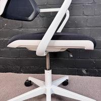 Steelcase QiVi Konferenzstuhl – Ergonomischer Meeting-Drehstuhl schwarz/weiß