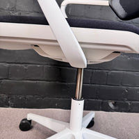 Steelcase QiVi Konferenzstuhl – Ergonomischer Meeting-Drehstuhl schwarz/weiß