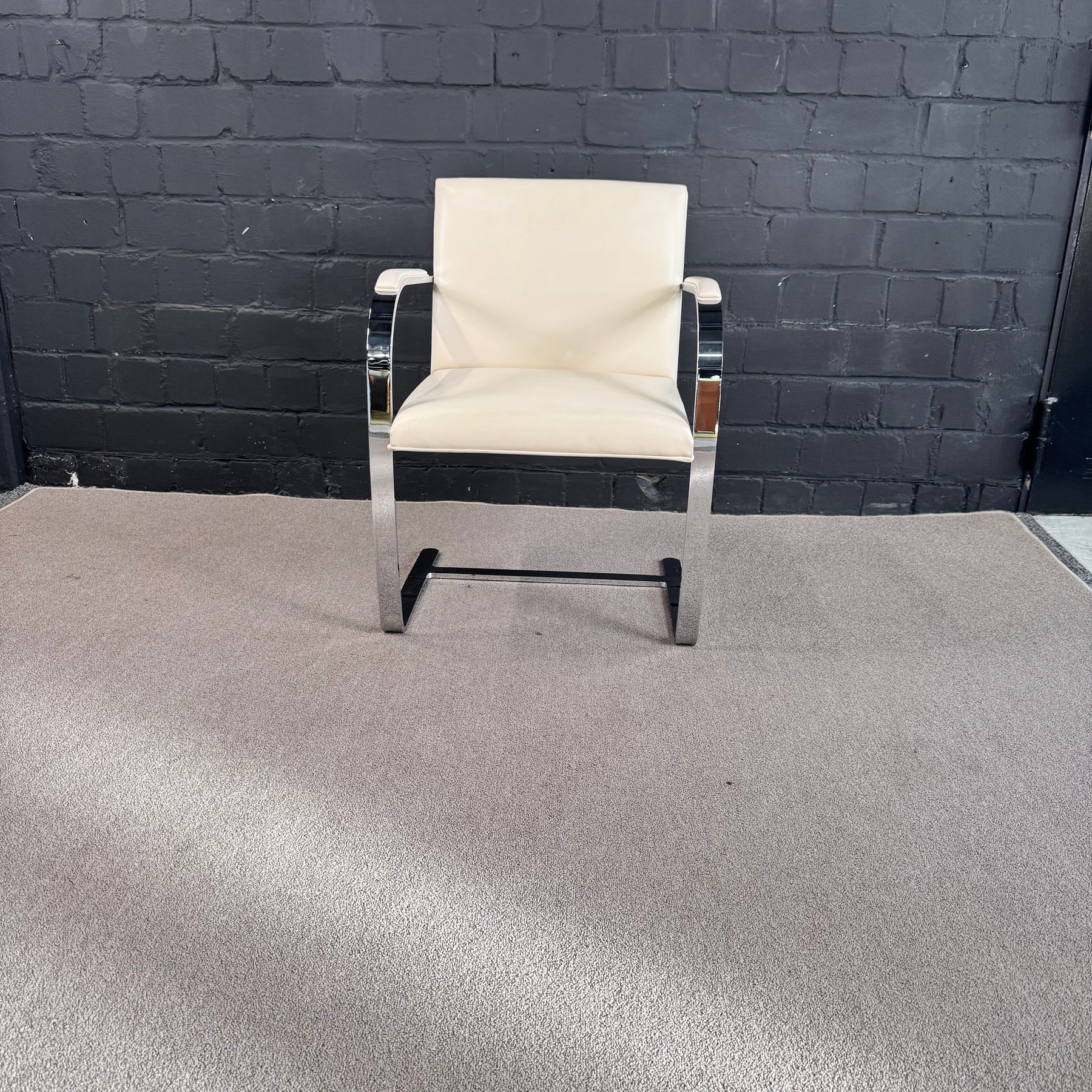 Knoll International Brno Chair – Mies van der Rohe – Leder Weiß/Creme – Designklassiker