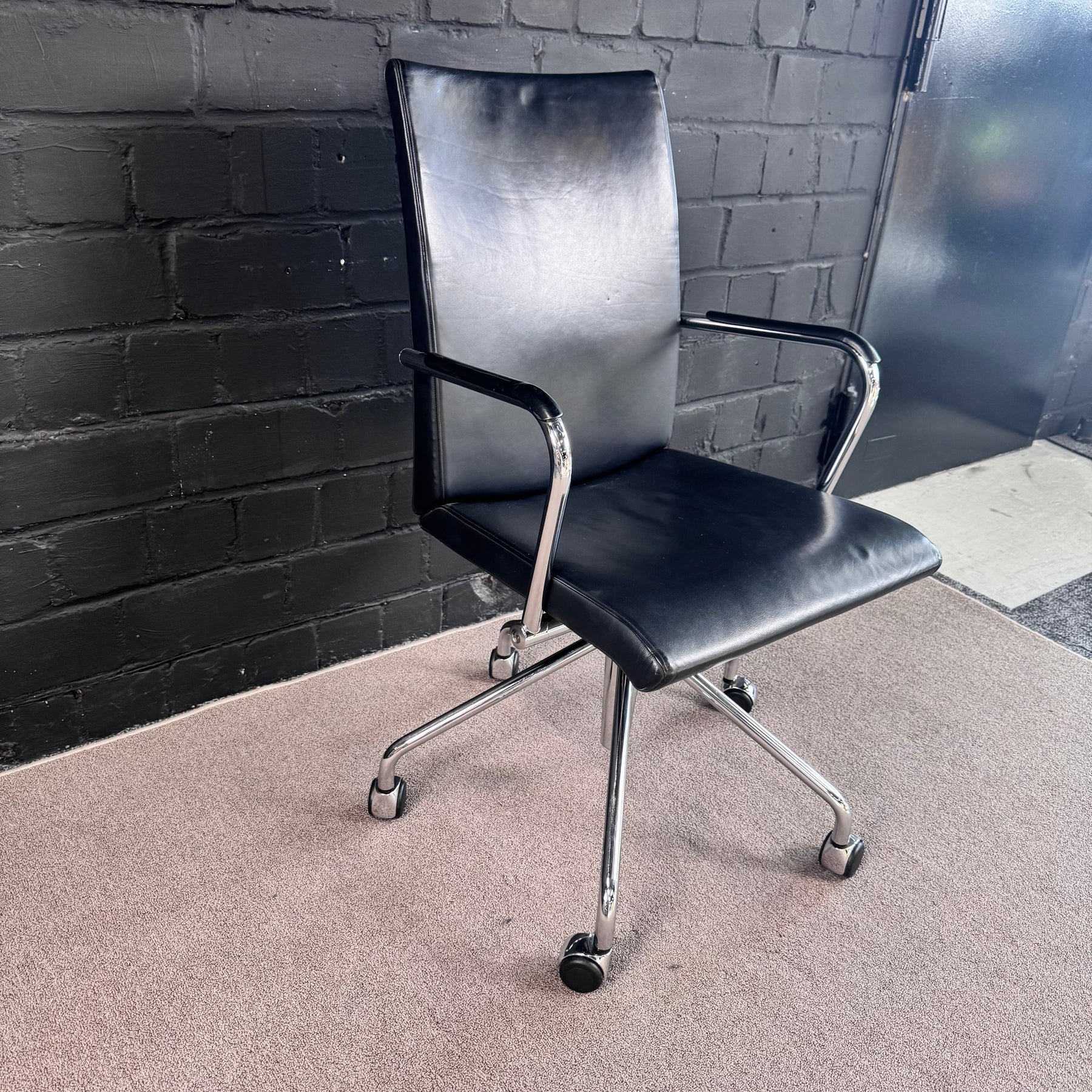 Design Bürostuhl | Echtleder Schwarz | Chrom | Drehstuhl mit Armlehnen