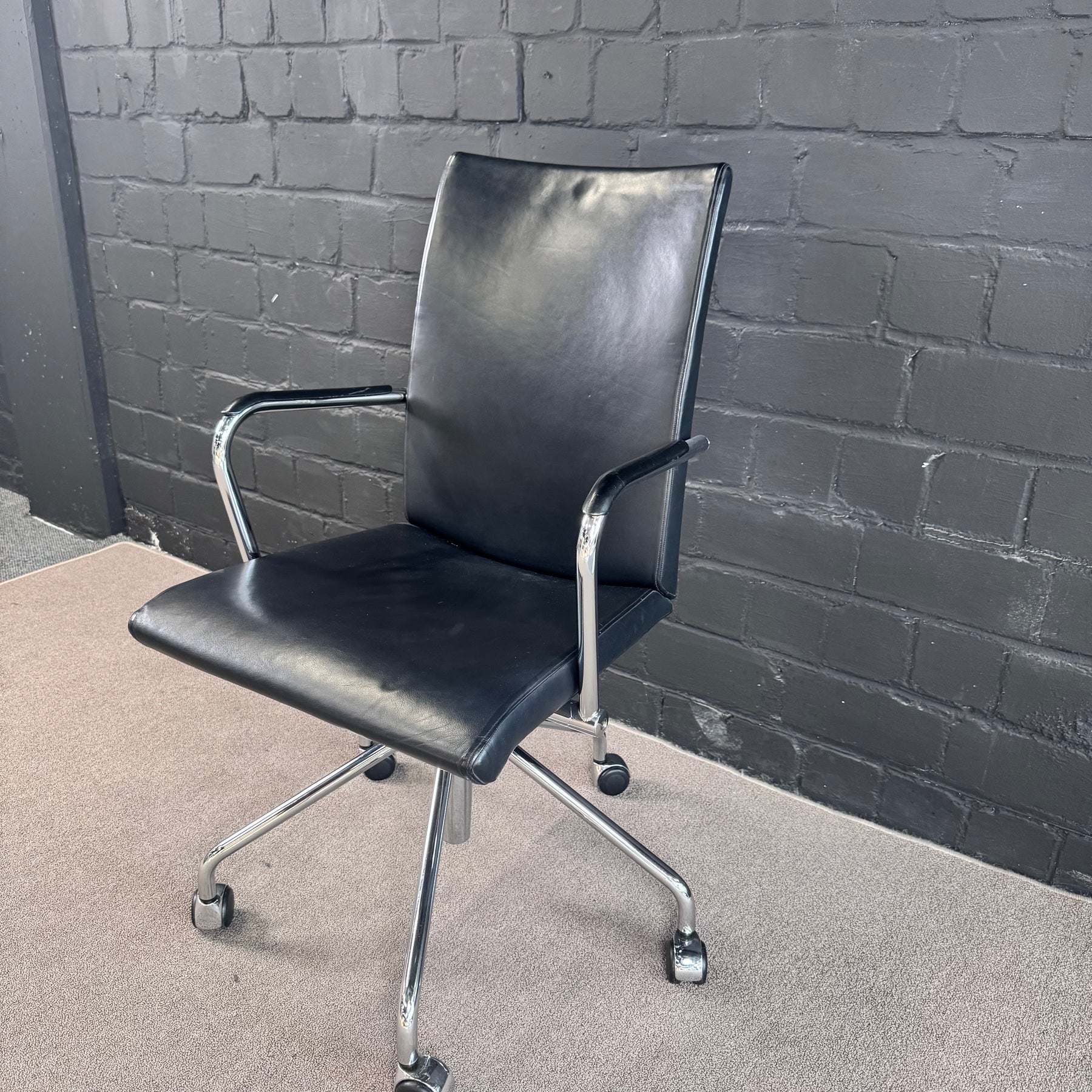 Design Bürostuhl | Echtleder Schwarz | Chrom | Drehstuhl mit Armlehnen