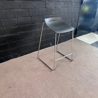 Mayer Barhocker - Klassisches Design in Grau und Chromgestell