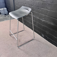 Mayer Barhocker - Klassisches Design in Grau und Chromgestell