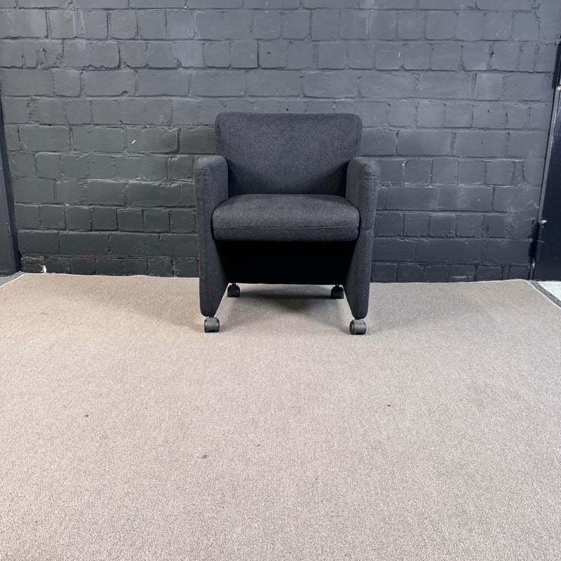 Moderner Lounge Sessel / Besuchersessel auf Rollen