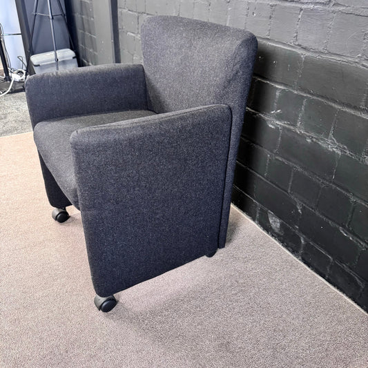 Moderner Lounge Sessel / Besuchersessel auf Rollen