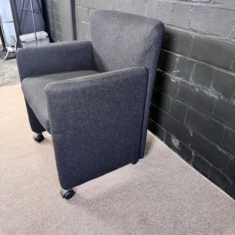 Moderner Lounge Sessel / Besuchersessel auf Rollen