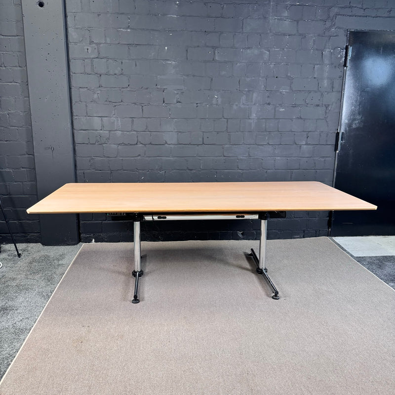 USM Kitos Schreibtisch elektrisch höhenverstellbar 225 × 100 cm
